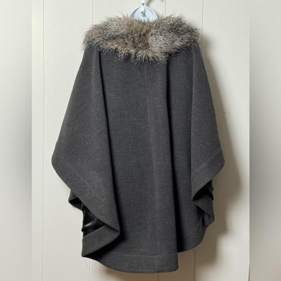 RLZ Women’s Gray Faux Fur Trimmed Cape Poncho with Belt Size S - Picture 3 of 7